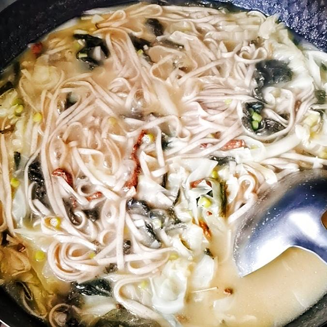 芝麻叶杂面条/山野菜杂面条的家常做法/邢中原杂面条