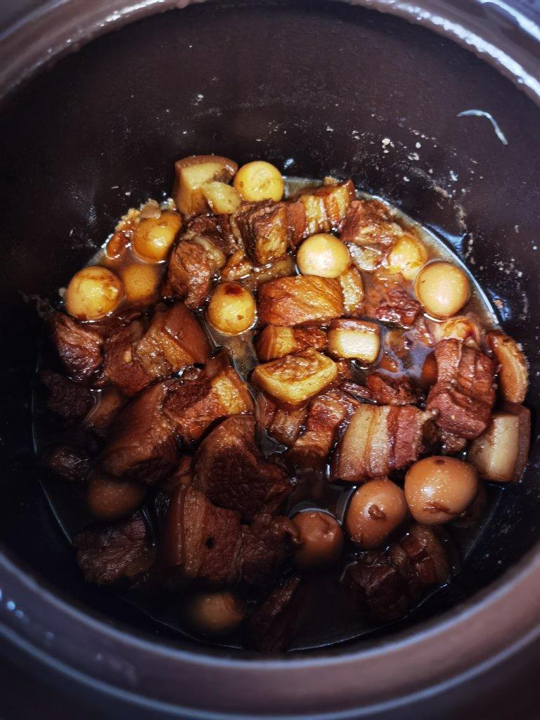 加了鹌鹑蛋后，这盘红烧肉，美味的逆天啦——鹌鹑蛋烧肉（孔瑶食谱）