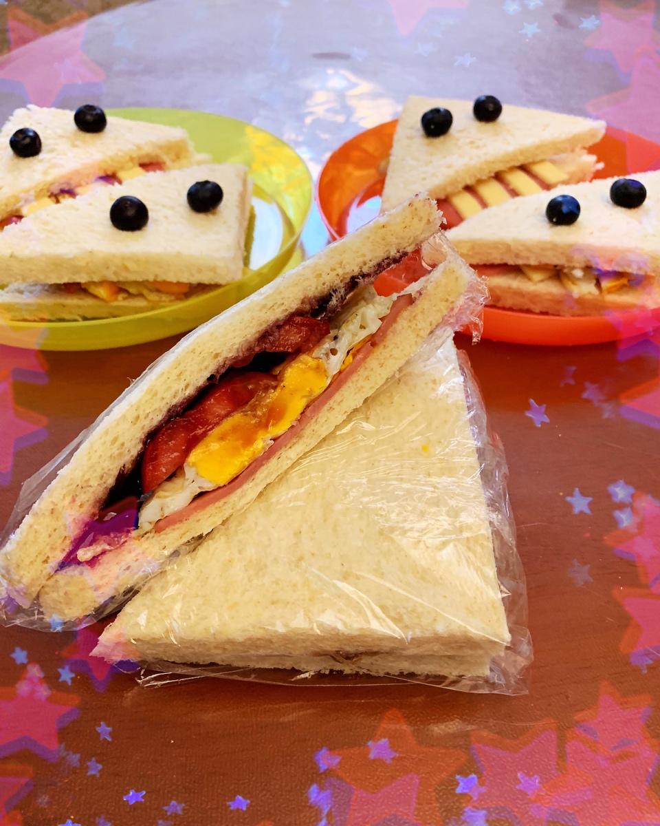 会吐舌头的大牙怪三明治