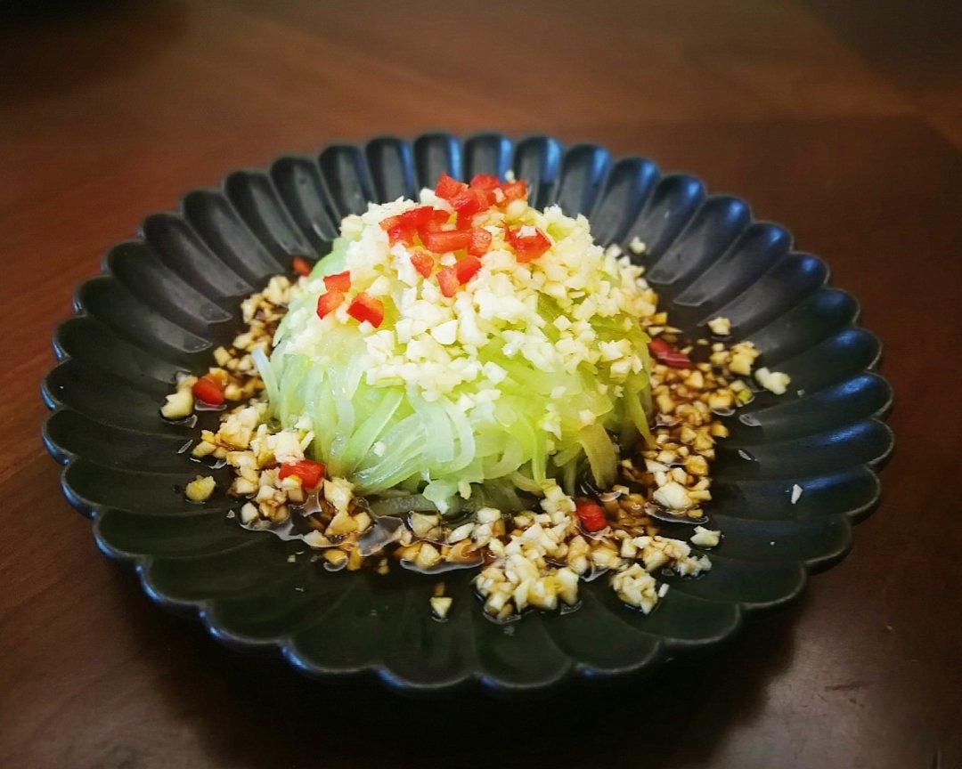 椒油炝拌莴笋丝