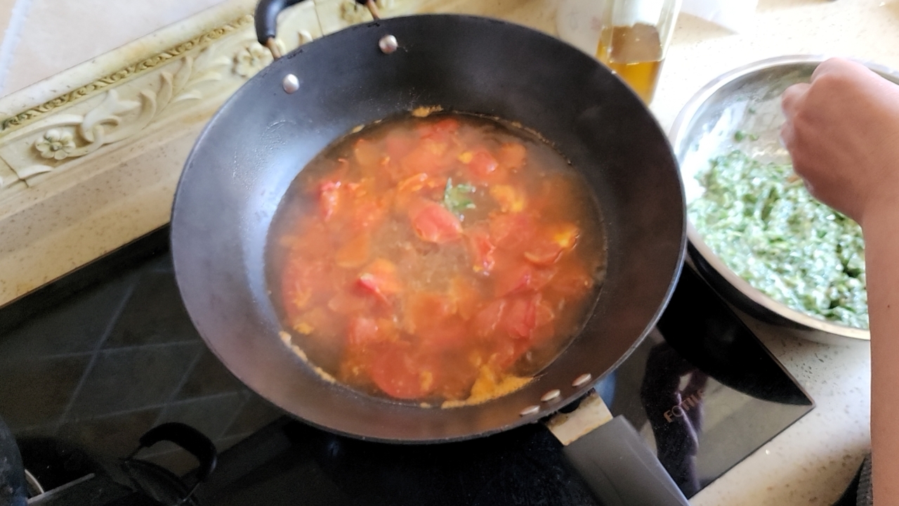 西红柿韭菜疙瘩汤的做法 步骤2