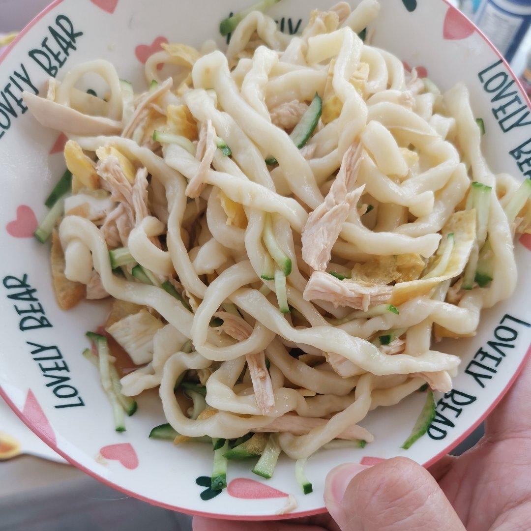 手撕麻辣鸡丝，麻麻辣辣的感觉很夏天