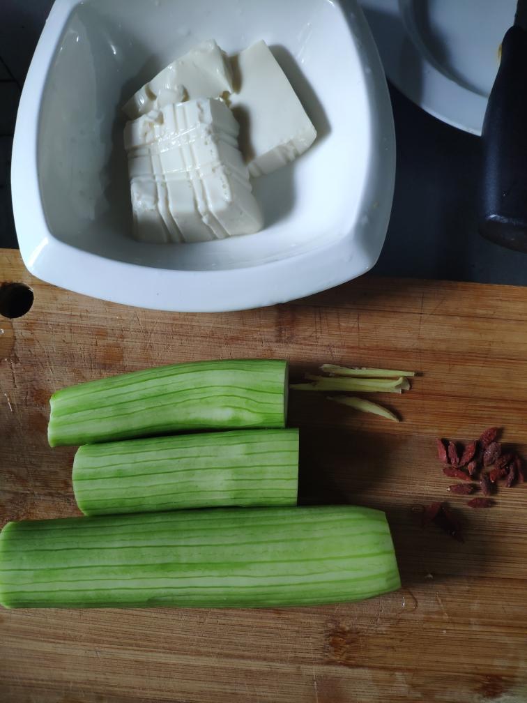 简单版丝瓜豆腐汤的做法 步骤1