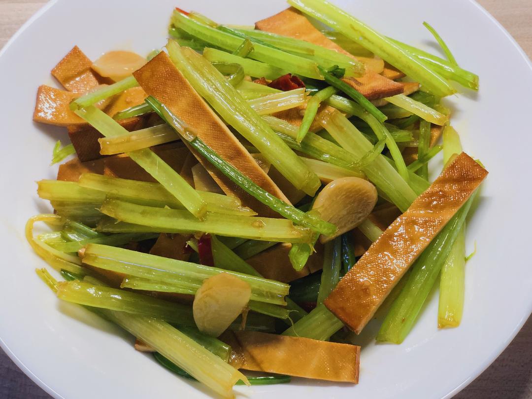 西芹香干的做法