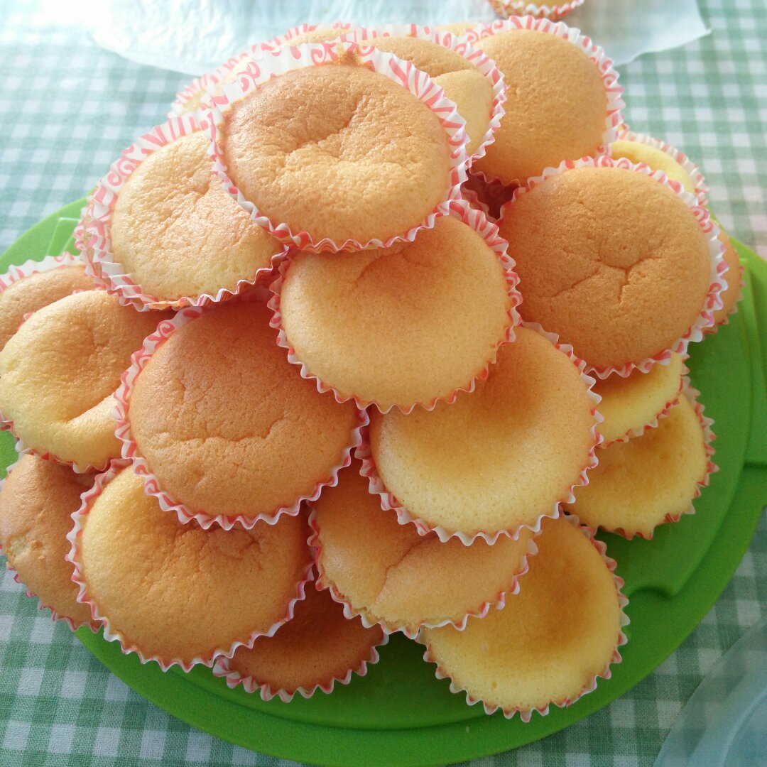 戚风杯子蛋糕^_^不开裂不回缩喔～