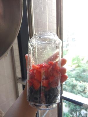 果汁:便携榨汁机之蓝莓草莓牛奶的做法 步骤3