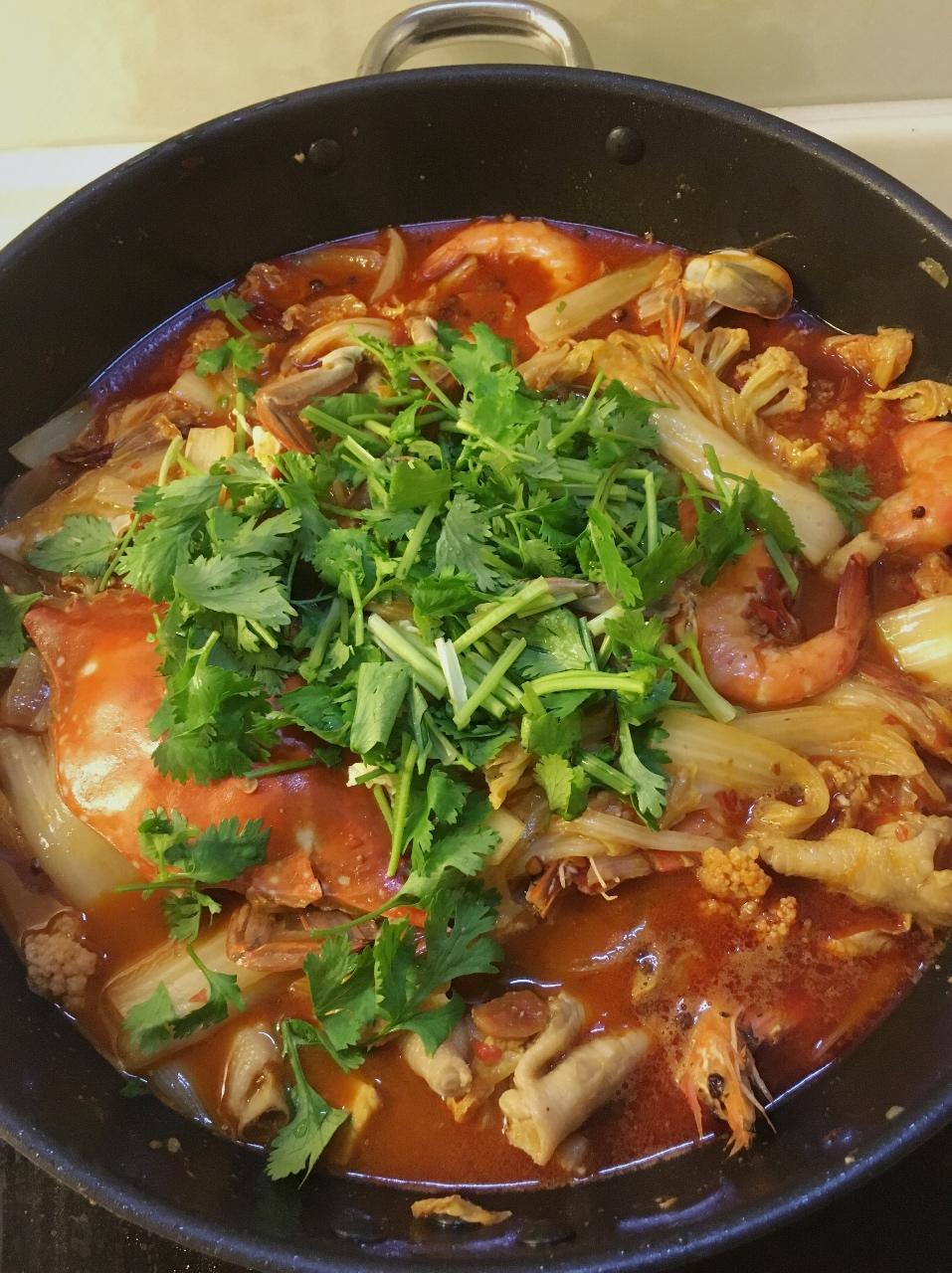 超简单的明虾鸡爪煲