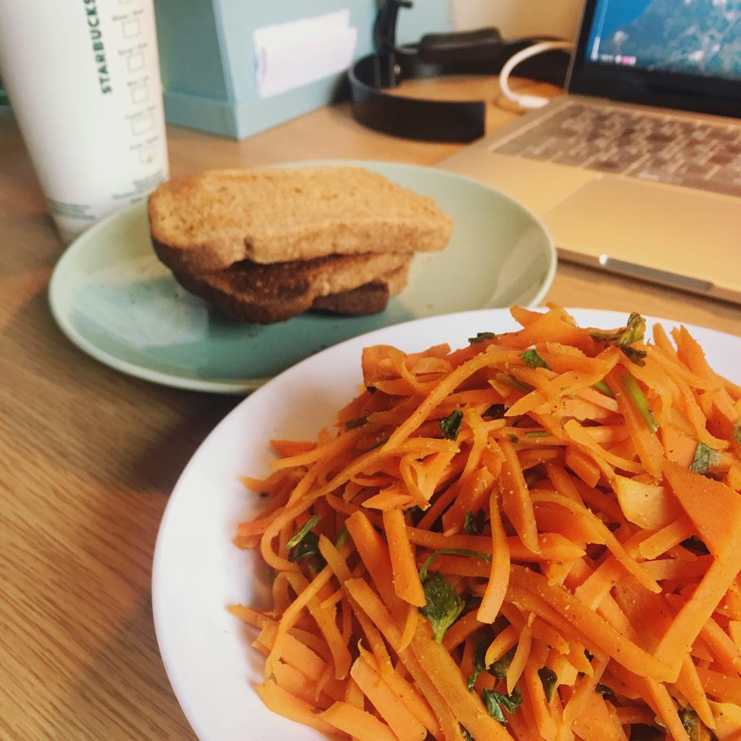 【健康三餐】仿素丸子未遂的香菜胡萝卜丝