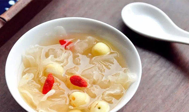 自己动手做一碗清爽的银耳莲子羹？首先你需要这样