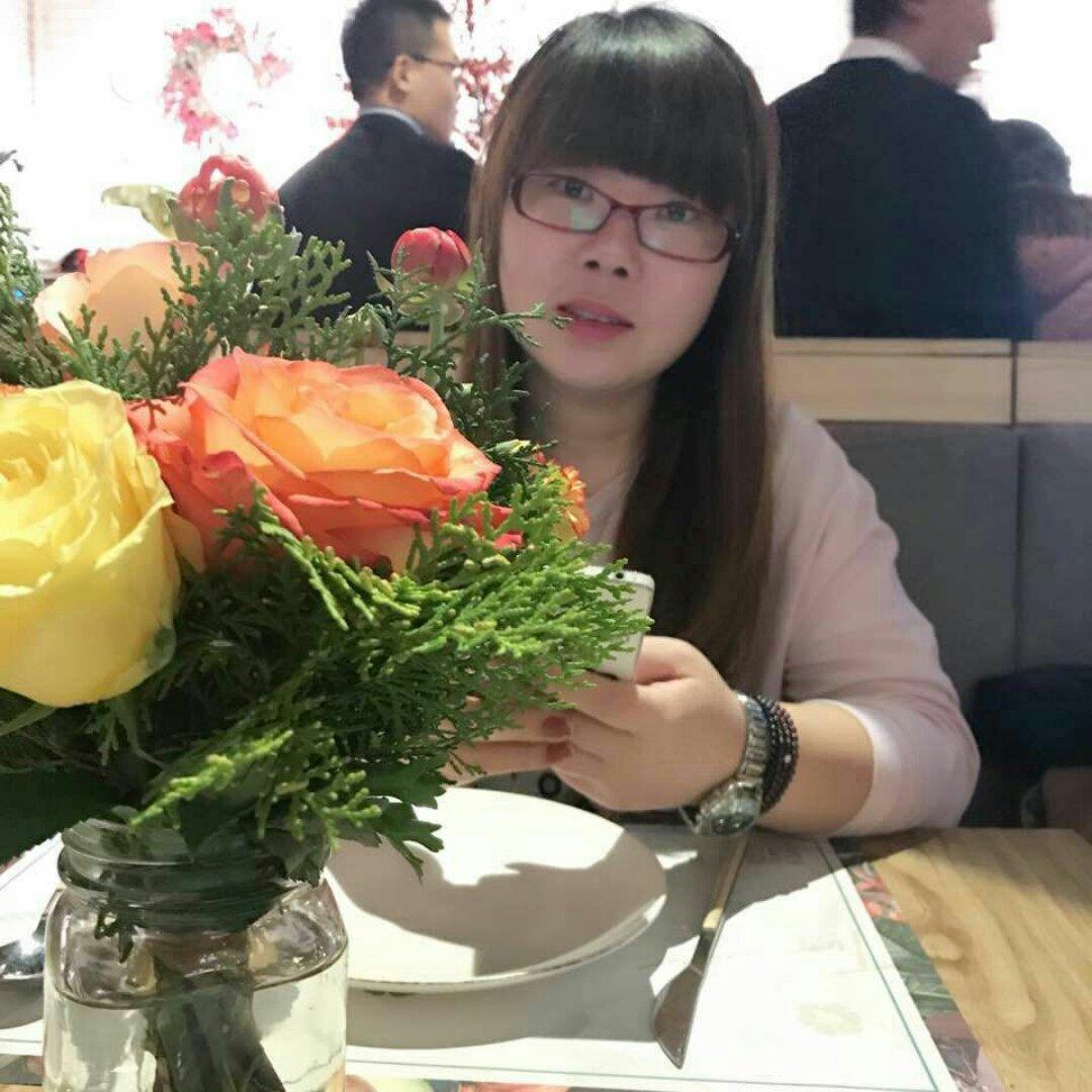 爱吃冰激凌的小女孩