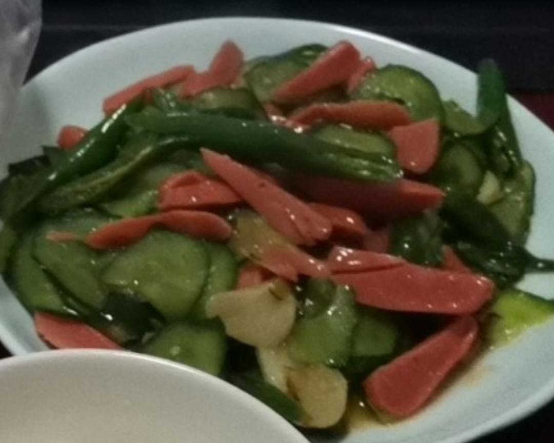 黄瓜炒脆皮肠