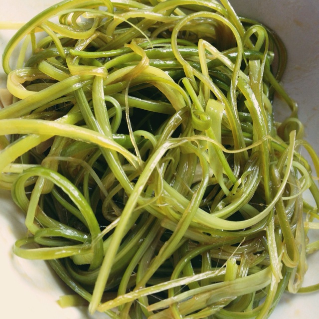 凉拌手撕蒜苔
