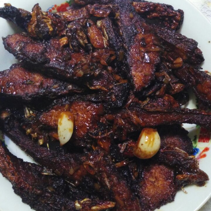 爆鱼。又叫熏鱼。