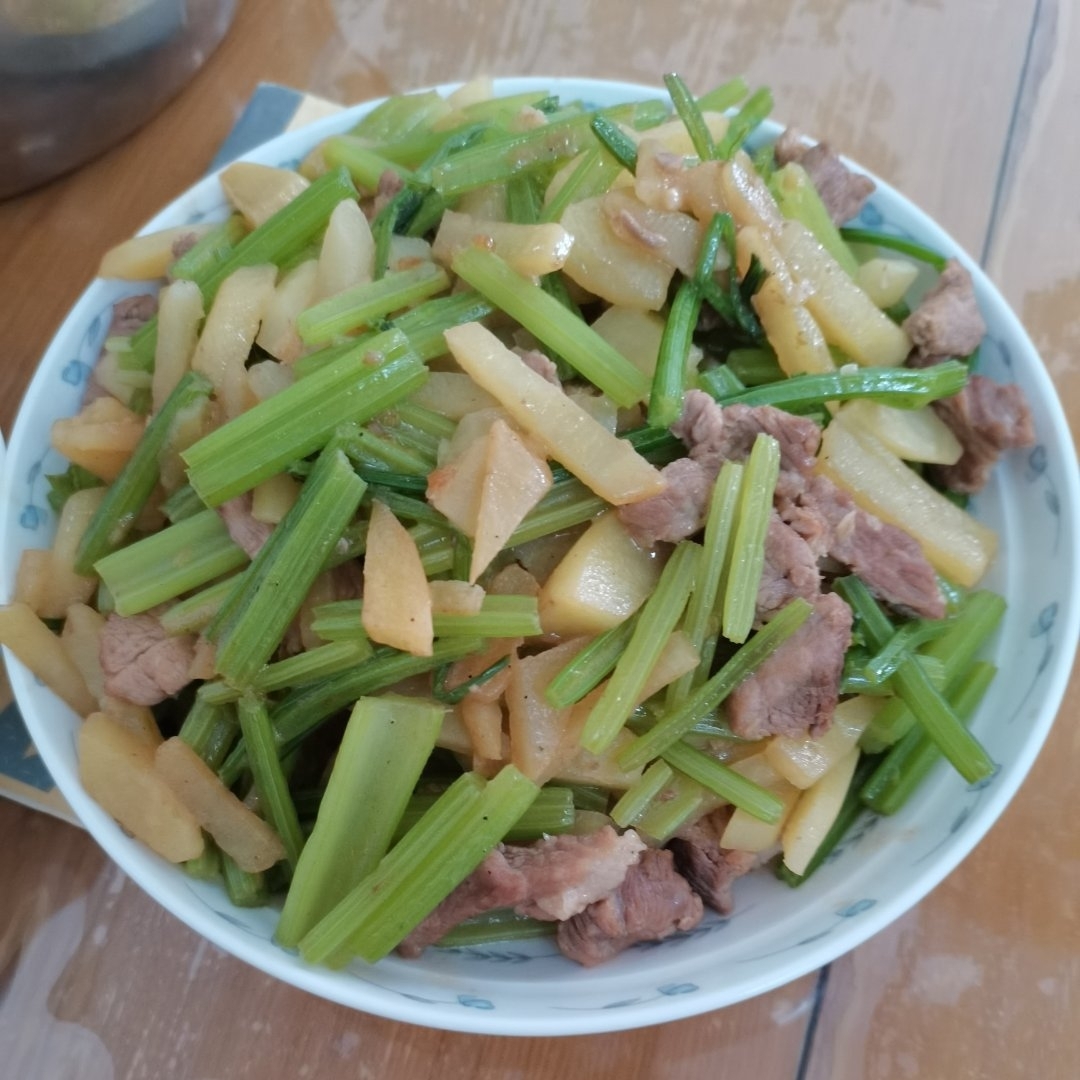 芹菜土豆丝炒肉