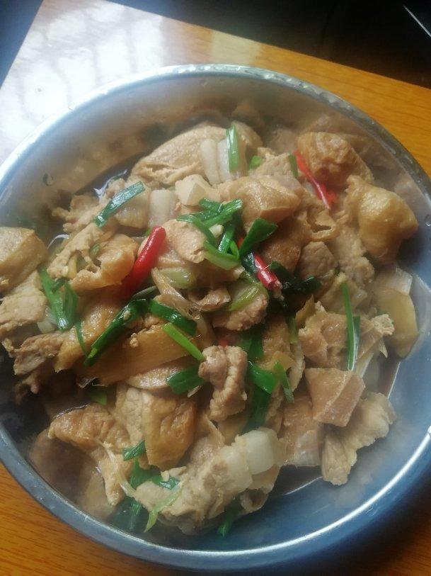 五花肉烧油豆腐