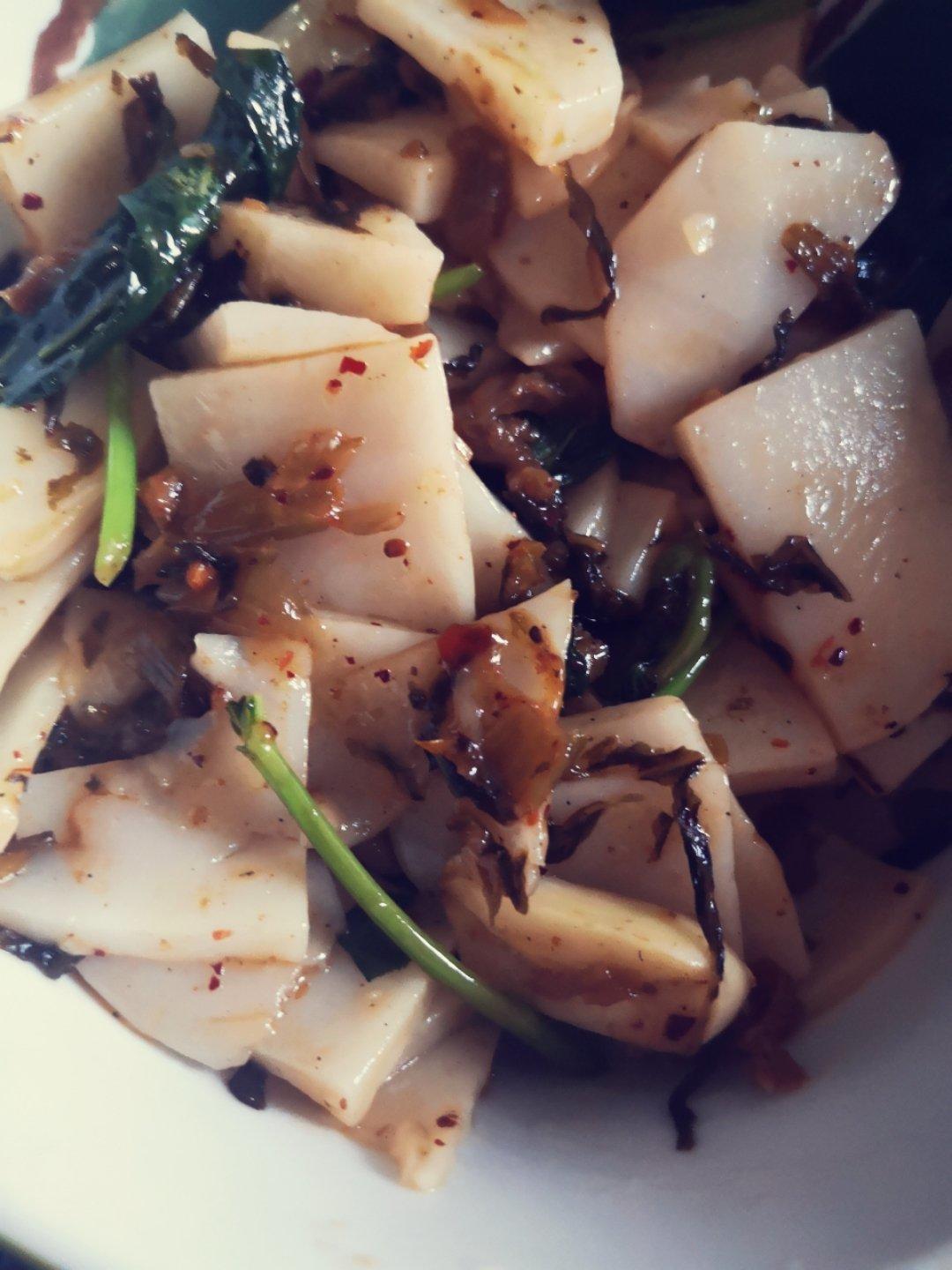 云南火腿豆尖酸菜炒饵块