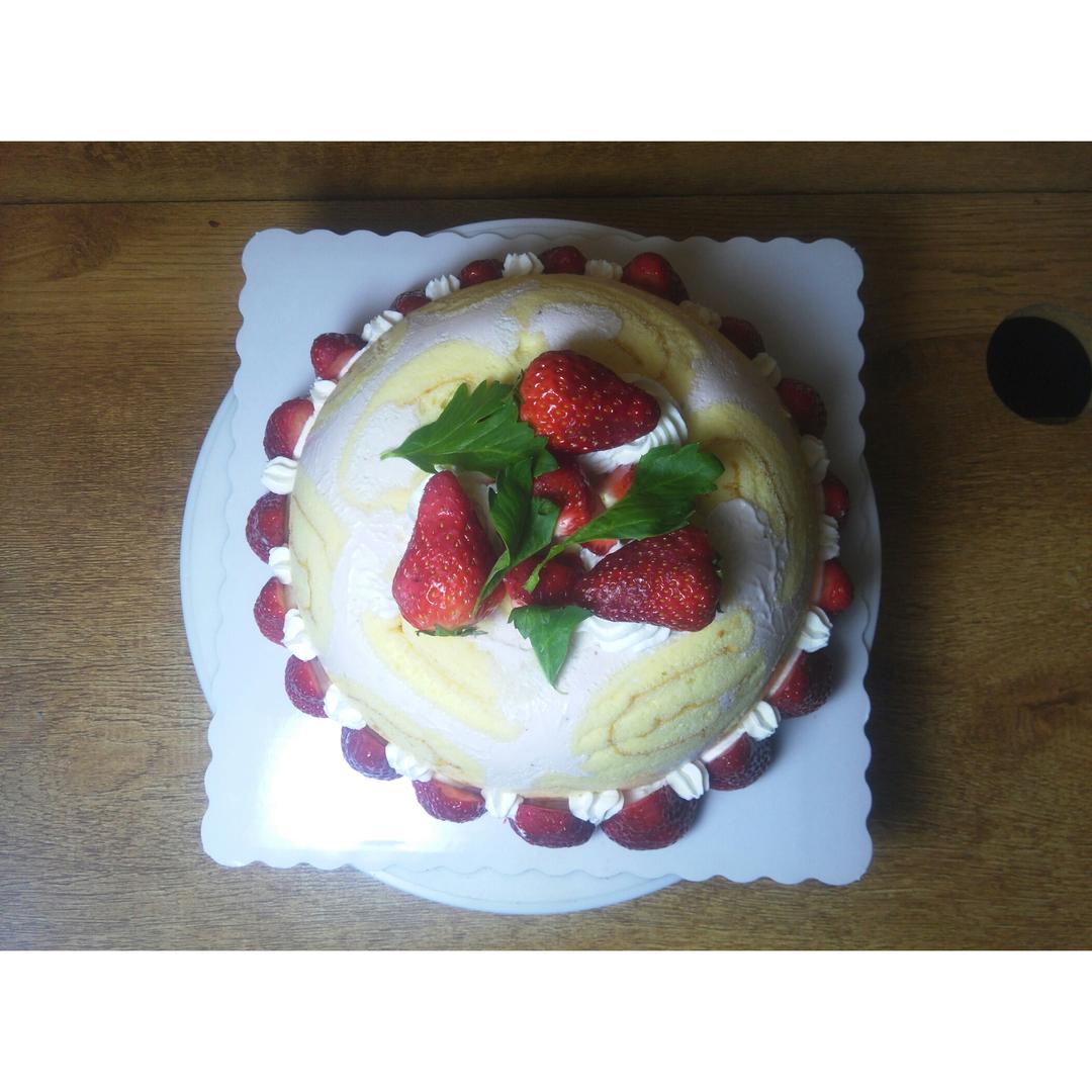 草莓慕斯夏洛特蛋糕