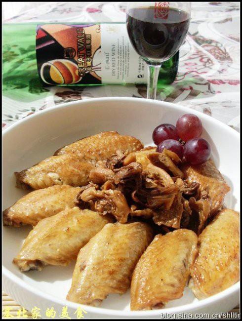 元蘑炖鸡翅的做法