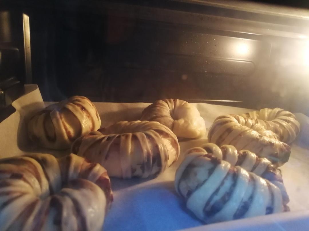 松软可口的红豆沙面包卷