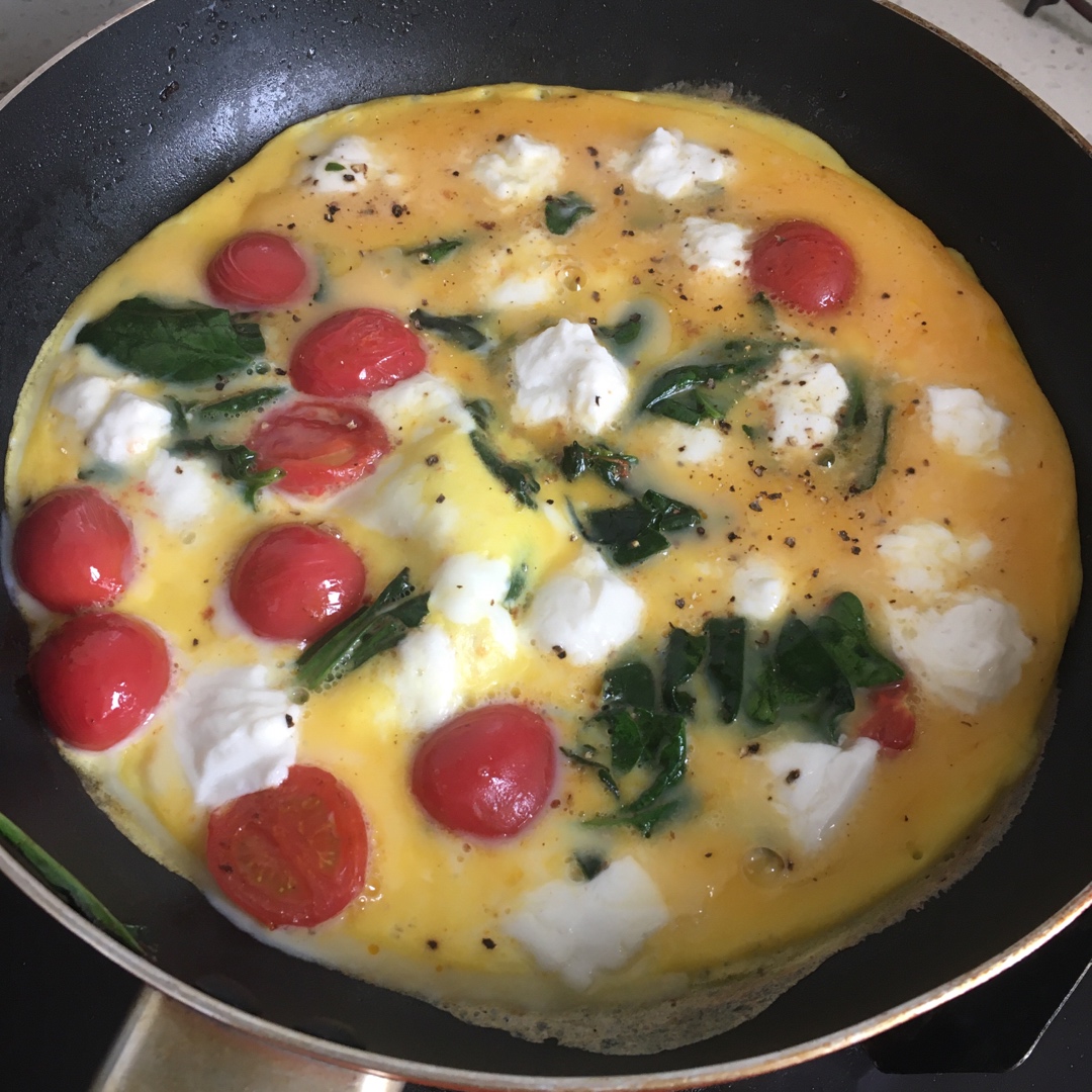 【keto】 Caprese omelet （马苏里拉芝士番茄蛋饼）