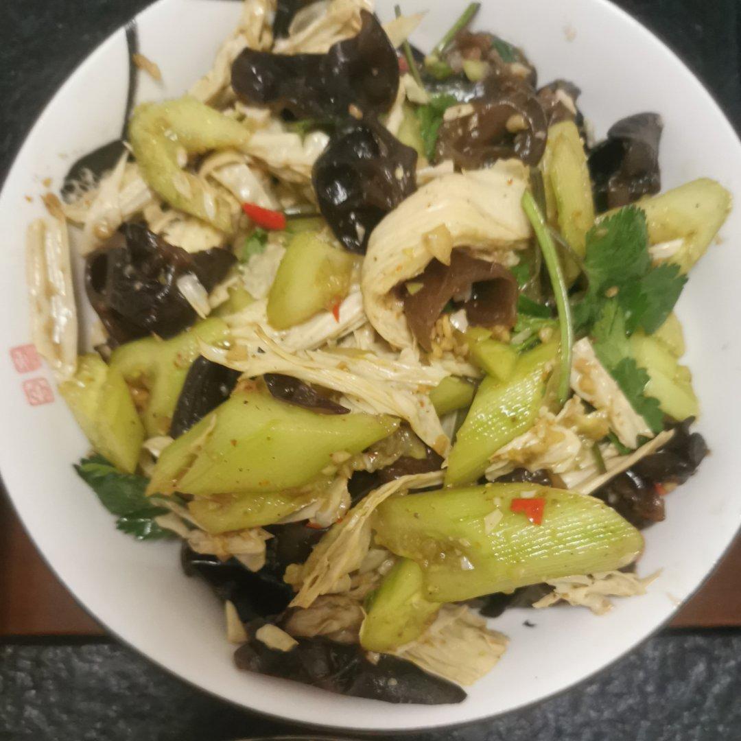 上桌就秒光的爽口凉菜～黄瓜拌腐竹
