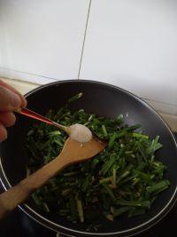 补钙又美容--韭菜虾皮炒鸡蛋的做法 步骤5