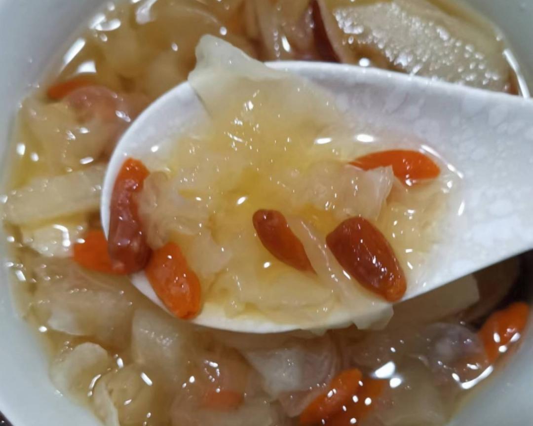 莲子百合红枣雪梨银耳汤