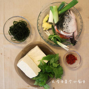 秋冬美人汤 | 三文鱼豆腐汤的做法 步骤1