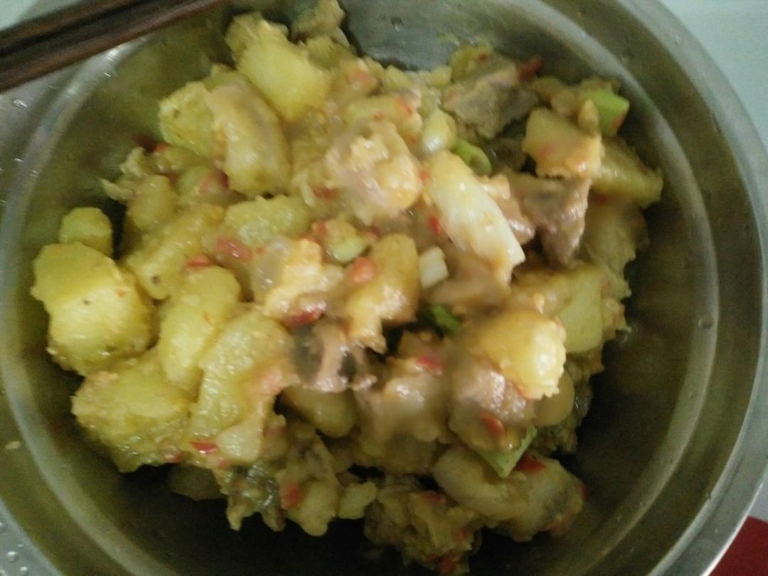 家常土豆烧肉