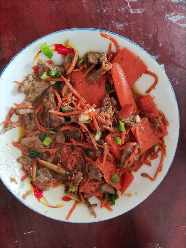 超级香的胡萝卜炒牛肉，一个人干掉一锅米饭。