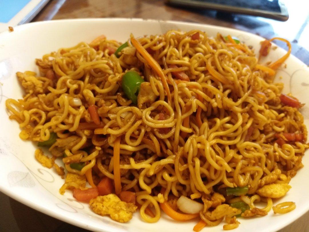 路边摊风味炒方便面