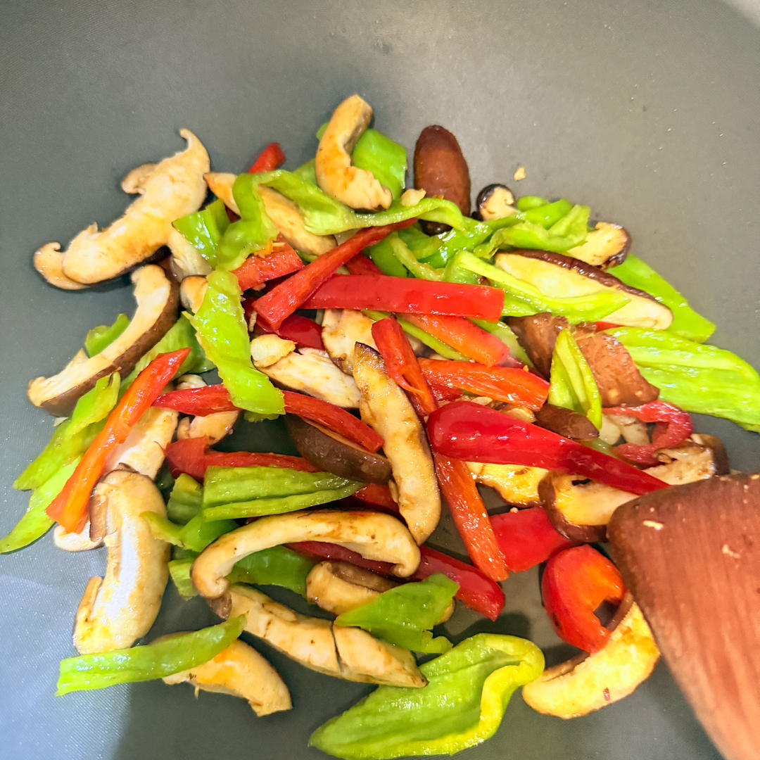 青红椒炒香菇