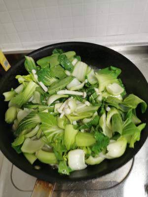 青菜炒海鲜菇的做法 步骤4