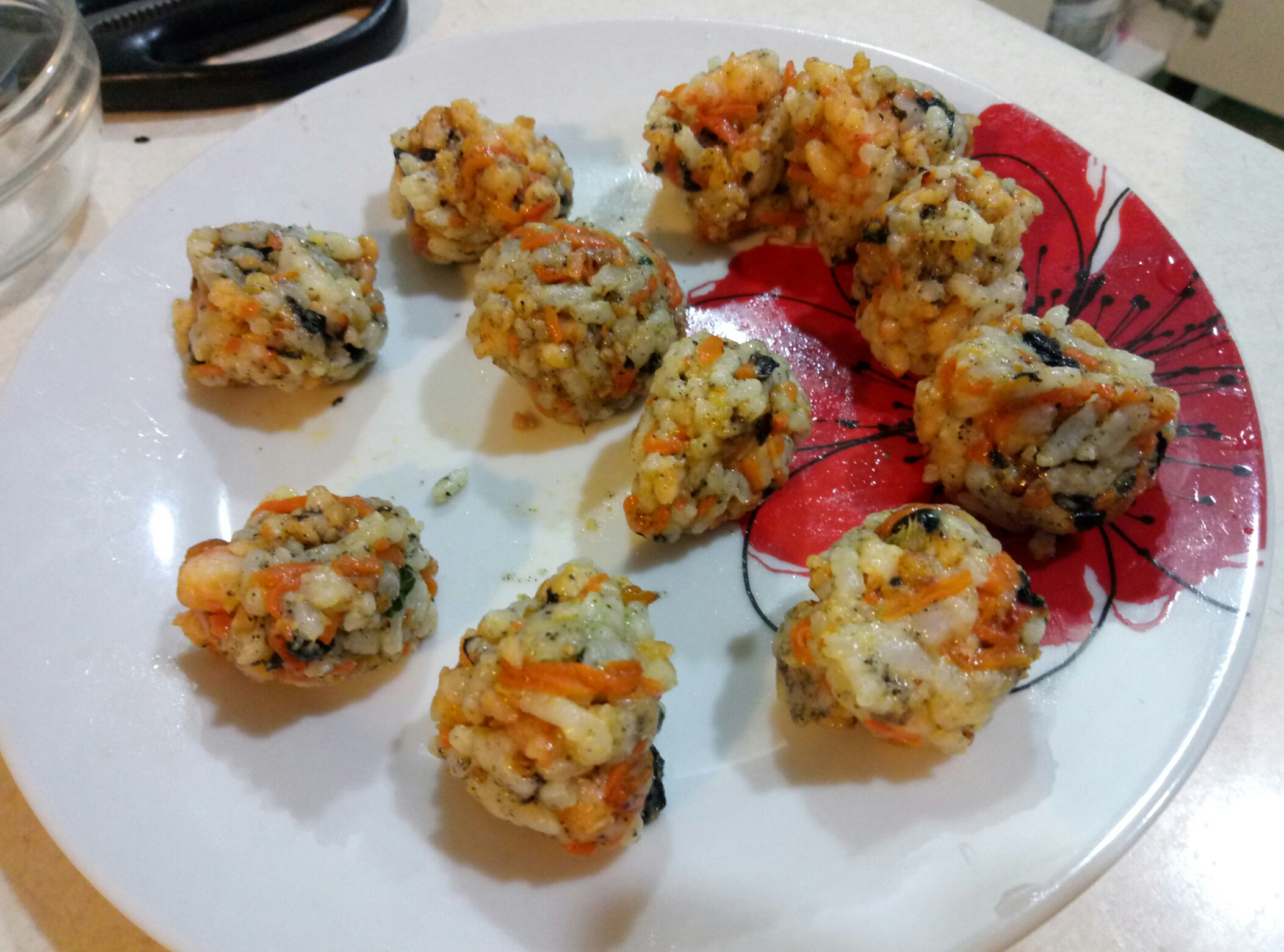 胡萝卜虾碎海苔饭团的做法