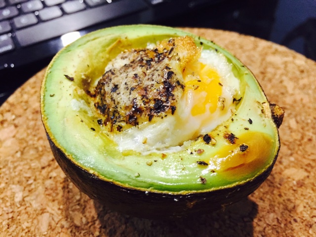 牛油果烤鸡蛋