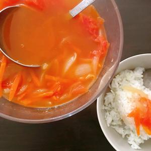 洋葱炒胡萝卜秒变洋葱番茄汤的做法 步骤2