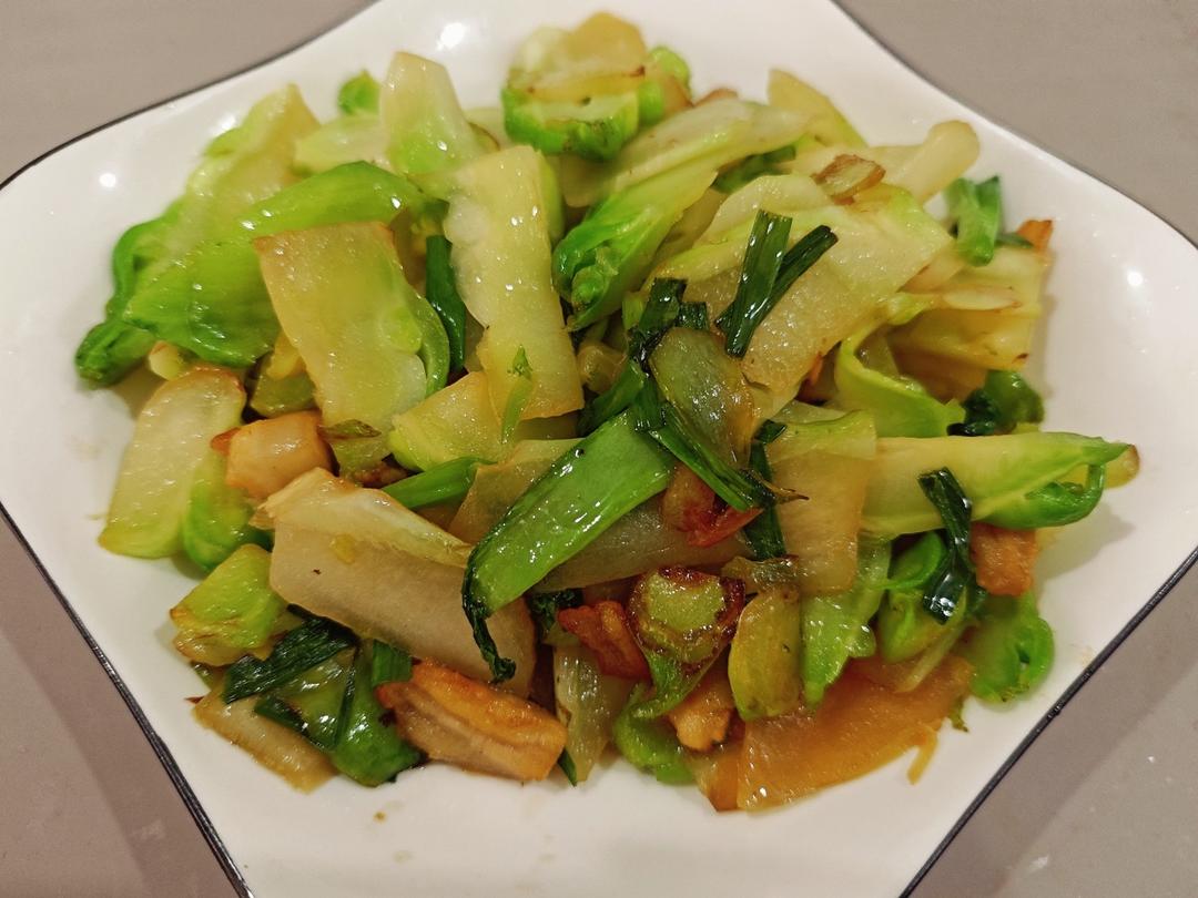 像极了小时候没肉吃才做的猪油渣炒儿菜