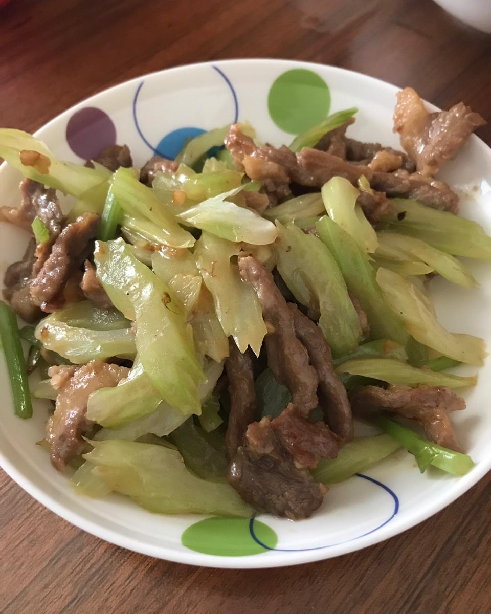 牛肉炒芹菜(不老不柴嫩滑多汁)
