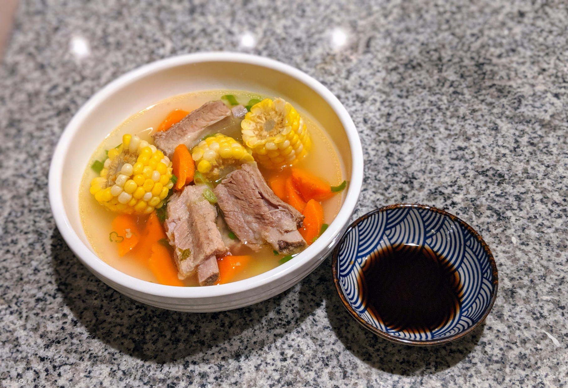 温暖的汤～玉米胡萝卜排骨汤的做法