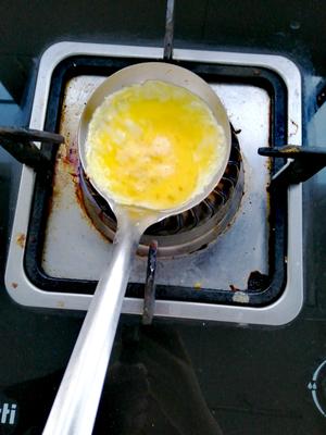 只需一个勺2步就能轻松搞定的蛋饺的做法 步骤2