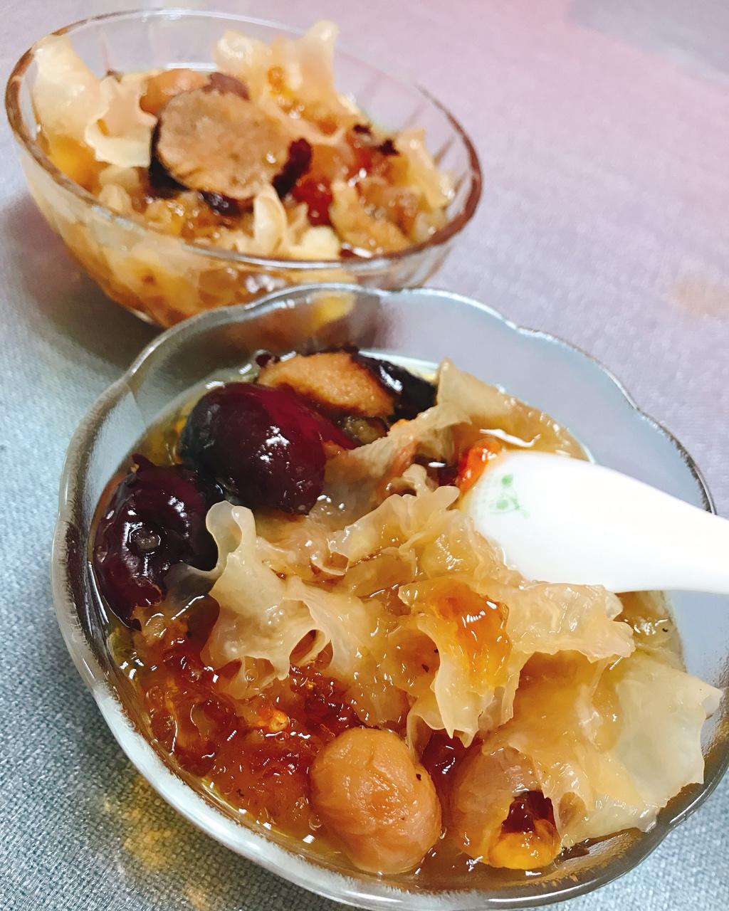 美容润肤 益气补血《桃胶皂角米百合银耳红枣羹》