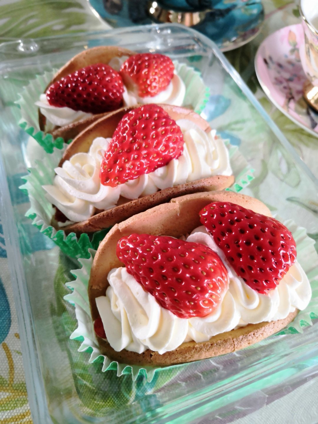韩国最热门的甜品店Le Bread Lab的草莓蛋糕卷