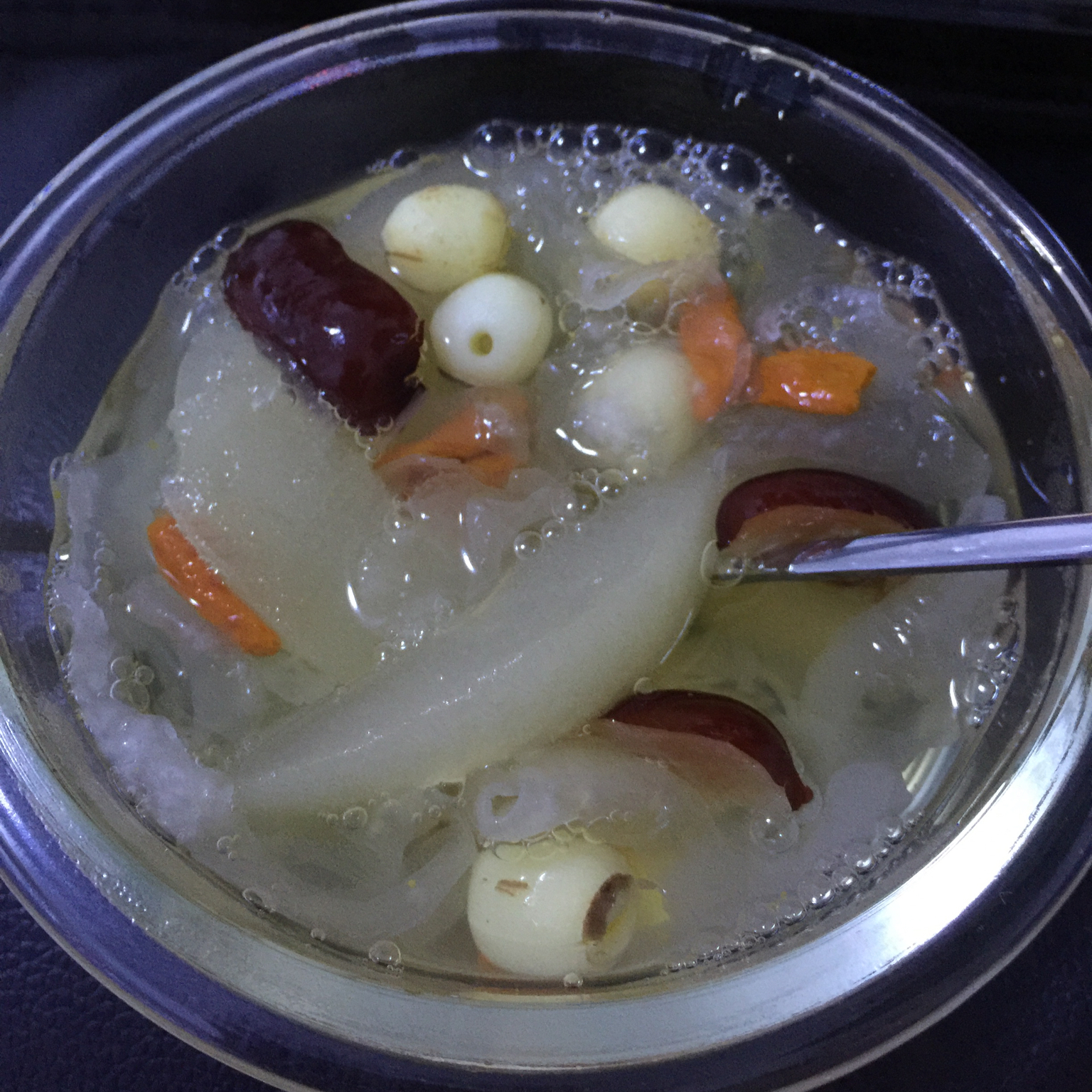 冰糖莲子红枣雪梨银耳汤