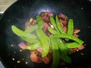 腊肉炒豌豆荚的做法 步骤3