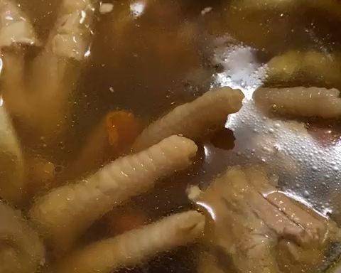红枣枸杞鱼胶鸡脚排骨汤