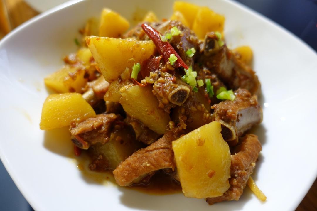 超级下饭的土豆烧排骨