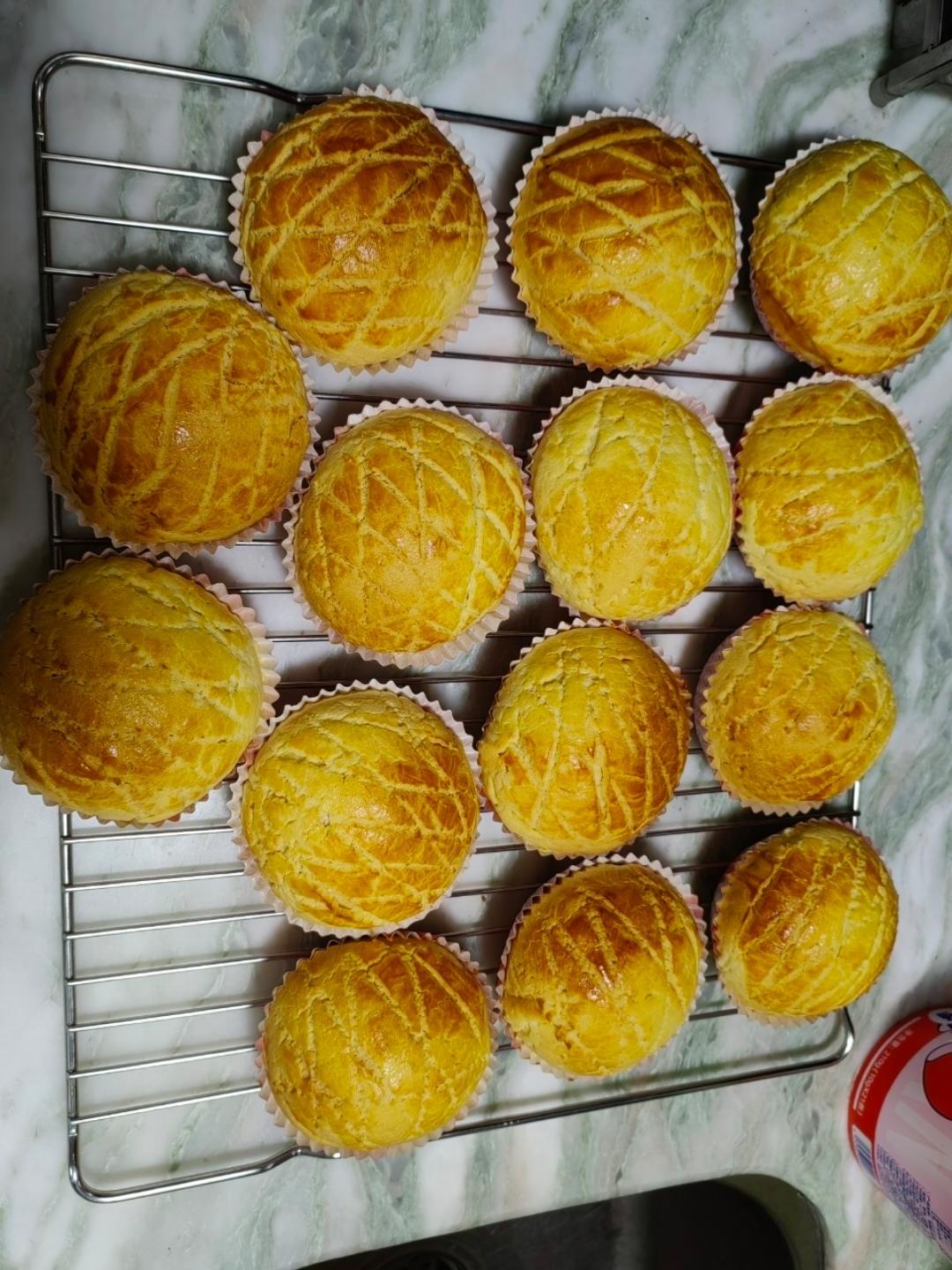 好吃到炸裂的港式菠萝包（附带制作酥皮的小视频）