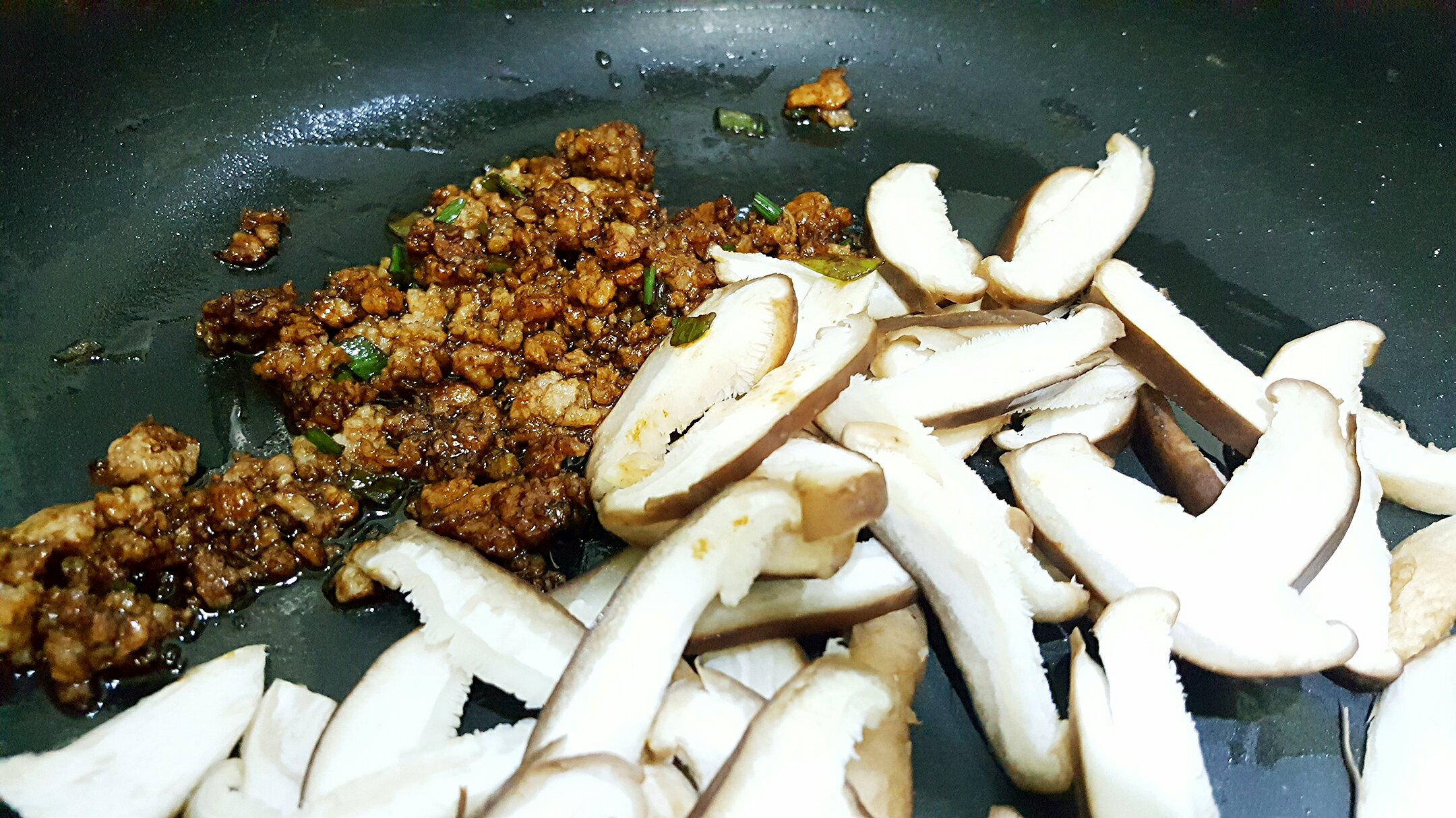 香菇炖豆腐的做法 步骤2