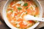 "西红柿鸡蛋~汤": 加玉米淀粉和香菜