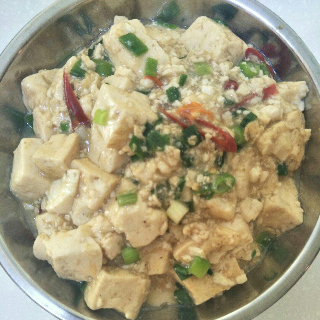 不放肉也超下饭的葱焖豆腐